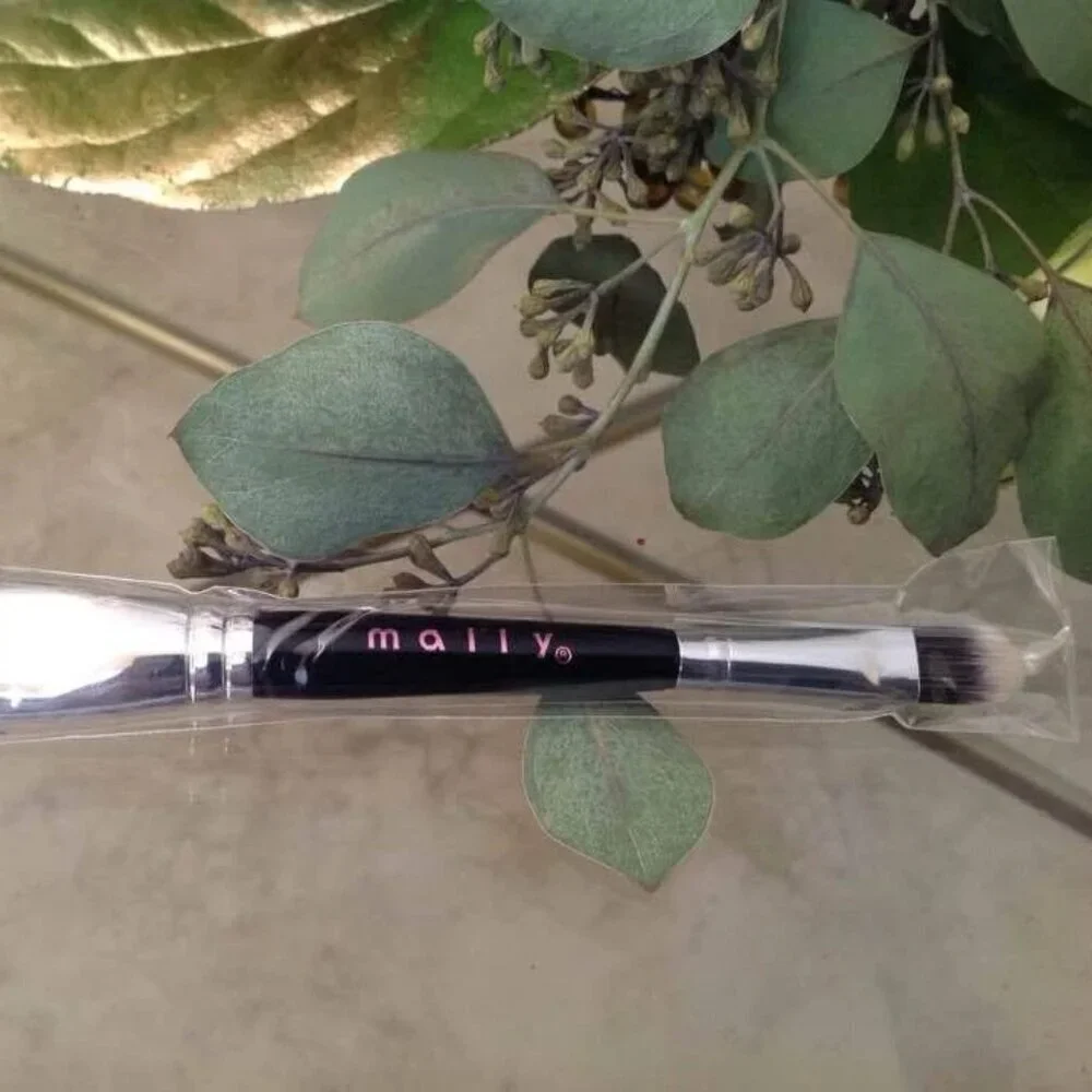 Mally Beauty Double-Ended Highlighter Brush - Brand new!
